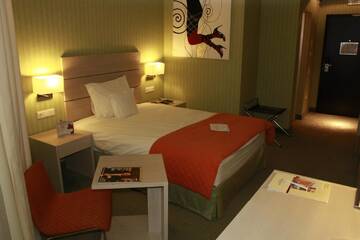 Фото номера Стандартный номер с кроватью размера &quot;queen-size&quot; Отель Hotel Golden Tulip Ana Tower Sibiu г. Сибиу 3
