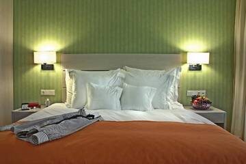 Фото номера Представительский номер с кроватью размера «king-size» Отель Hotel Golden Tulip Ana Tower Sibiu г. Сибиу 2