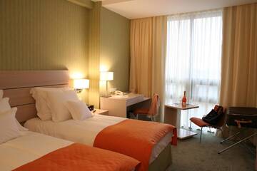 Фото номера Стандартный двухместный номер с 2 отдельными кроватями Отель Hotel Golden Tulip Ana Tower Sibiu г. Сибиу 4
