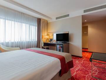 Фото номера Номер с  кроватью размера &quot;queen-size&quot; для некурящих Отель Ramada Sibiu Hotel г. Сибиу 2