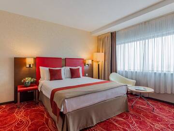 Фото номера Номер с  кроватью размера &quot;queen-size&quot; для некурящих Отель Ramada Sibiu Hotel г. Сибиу 4