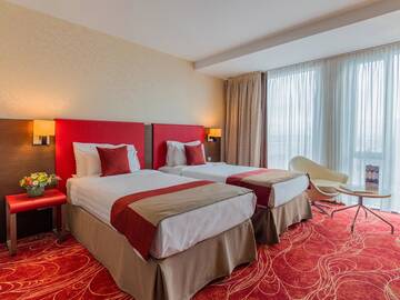 Фото номера Двухместный номер с 2 отдельными кроватями Отель Ramada Sibiu Hotel г. Сибиу 3