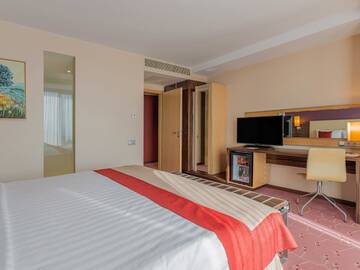 Фото номера Полулюкс с кроватью размера &quot;king-size&quot; - Для некурящих Отель Ramada Sibiu Hotel г. Сибиу 3