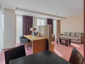 Фото номера Полулюкс с кроватью размера &quot;king-size&quot; - Для некурящих Отель Ramada Sibiu Hotel г. Сибиу 4