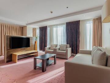 Фото номера Полулюкс с кроватью размера &quot;king-size&quot; - Для некурящих Отель Ramada Sibiu Hotel г. Сибиу 5
