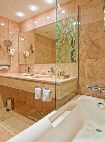 Фото номера Двухместный номер Hilton с 2 отдельными кроватями Курортные отели Hilton Sibiu г. Сибиу 7