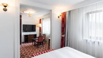 Фото номера Полулюкс с кроватью размера &quot;king-size&quot; Курортные отели Hilton Sibiu г. Сибиу 4