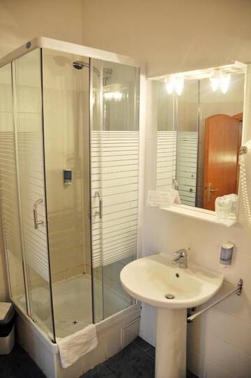Фото номера Улучшенный двухместный номер с 1 кроватью Отель Hotel Casa Luxemburg г. Сибиу 24