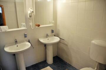 Фото номера Улучшенный двухместный номер с 1 кроватью Отель Hotel Casa Luxemburg г. Сибиу 25