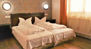 Фото номера Двухместный номер с 2 отдельными кроватями Отель Hotel Sonne г. Сибиу 34