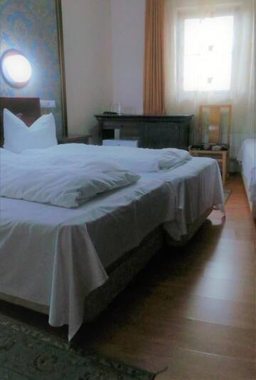 Фото номера Трехместный номер Отель Hotel Sonne г. Сибиу 13